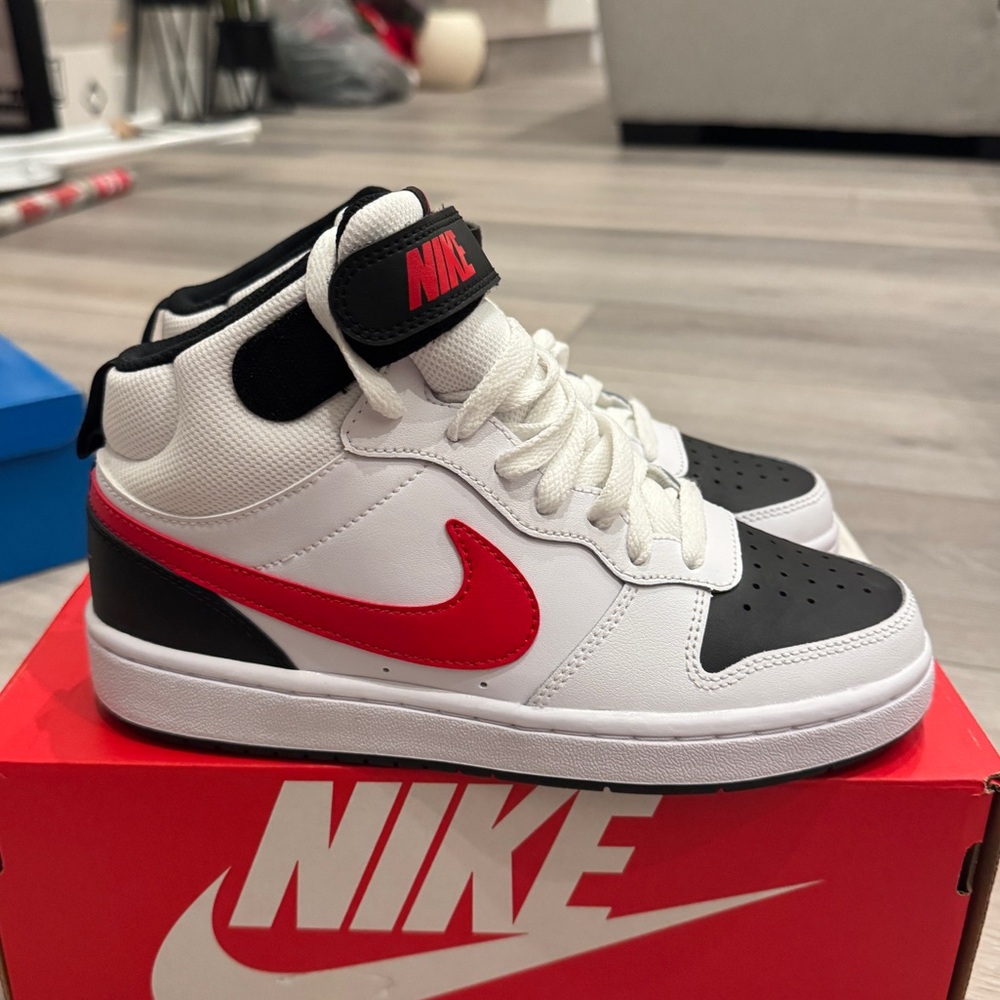 Nike court borough mid 2